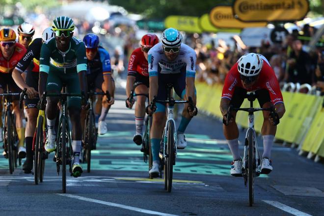 Dylan Groenewegen,con Jasper Philipsen y Biniam Girmay Hailu en el esprint final (Foto: Cordon Press).