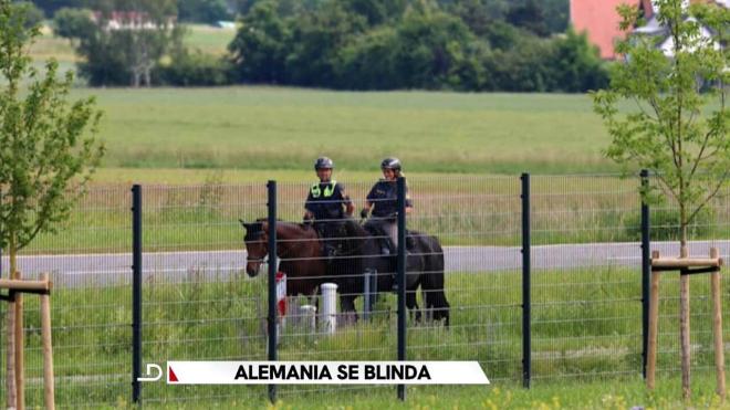 Miembros de seguridad vigilando el entrenamiento en caballo