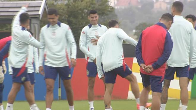 Ayoze Pérez recibe dos cañitos seguidos en el entrenamiento de la Selección: Morata no se podía