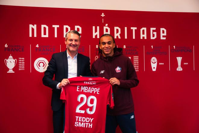 Ethan Mbappé posando como nuevo jugador del Lille (Foto: LOSC).