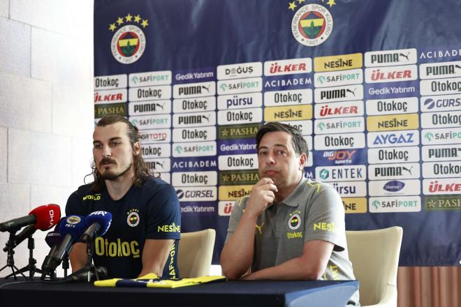 Caglar Soyüncü, en su presentación con el Fenerbahce (Foto: @Fenerbahce).