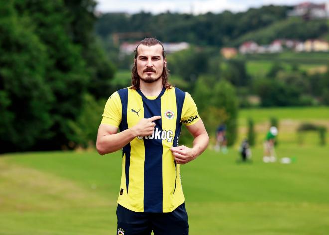 Caglar Soyüncü, con la camiseta del Fenerbahce (Foto: @Fenerbahce).