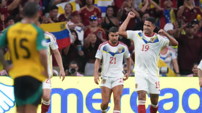 Alexander González celebra un gol de Venezuela ante Jamaica en la Copa América (Foto: Cordon Pres