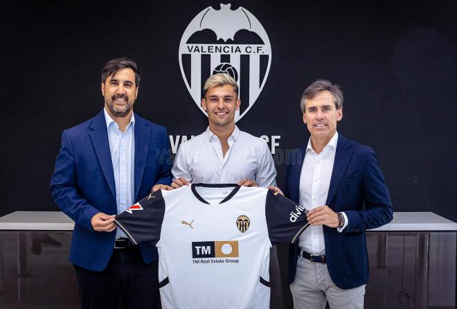 Hugo Duro renueva con el Valencia CF hasta 2028 (Foto: Valencia CF).