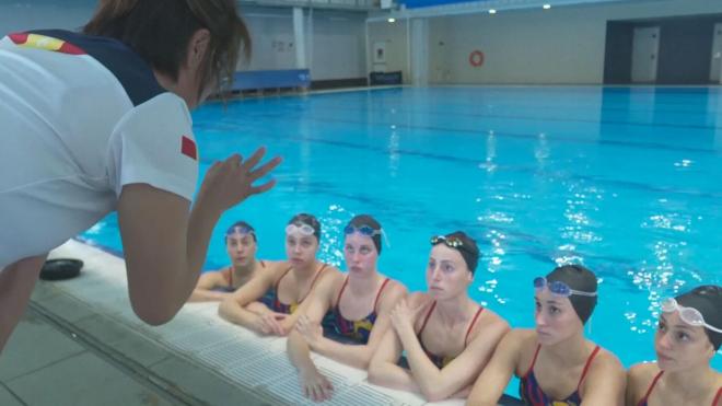 Mayuko Fujiki dirigiendo el entrenamiento de la selección española