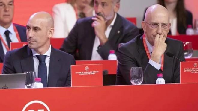 Luis Rubiales y Tomás González Cueto, en una asamblea (RR.SS)