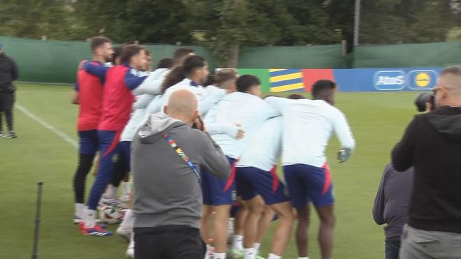 Los jugadores de la Selección Española posan junto a la afición.