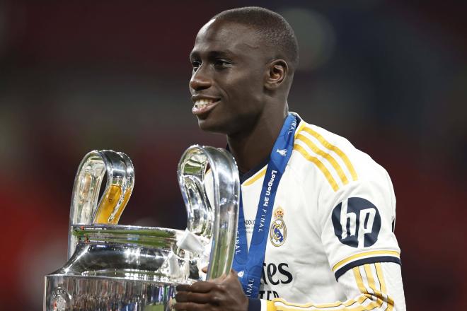 Ferland Mendy, con la Champions del Real Madrid (Foto: Cordon Press).