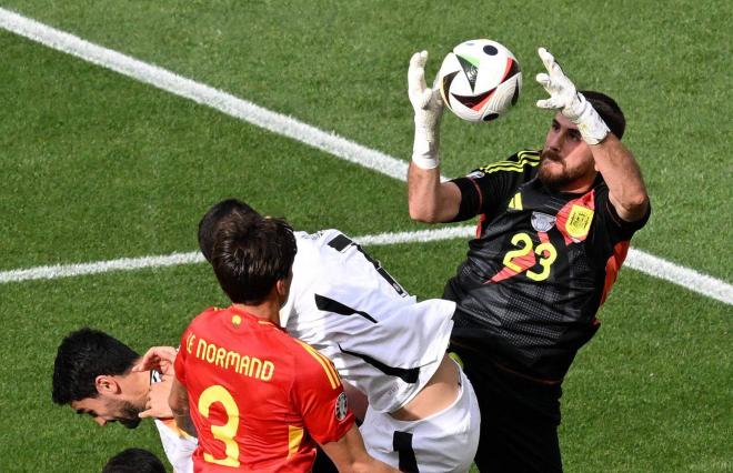 El portero del Athletic Club Unai Simón atrapa un balón en el cruce de la Eurocopa España - Alemania (Foto: CordonPress).