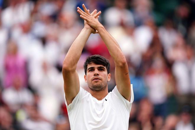 Carlos Alcaraz celebra un triunfo en Wimbledon (Foto: Cordon Press)