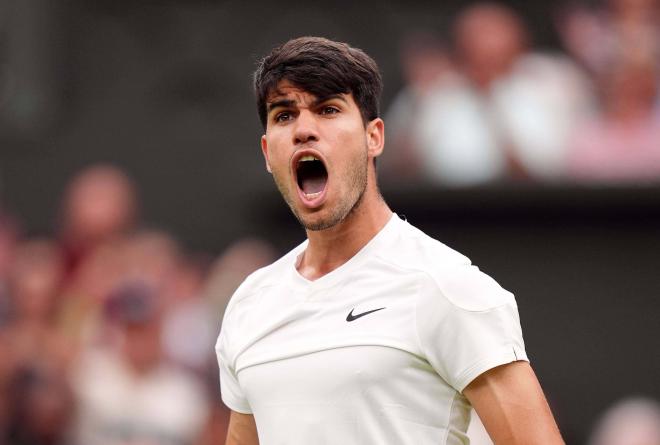 Carlos Alcaraz celebra un punto ante Francis Tiafoe (Foto: Cordon Press).