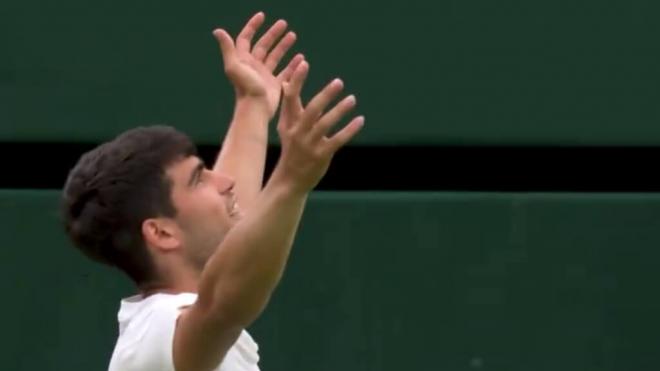 Carlos Alcaraz celebra 'a lo Bellingham' (Foto: Wimbledon)