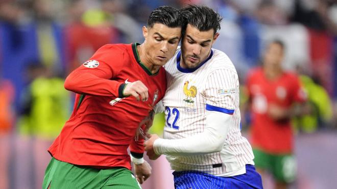 Cristiano Ronaldo y Theo Hernández en el Portugal - Francia (Cordon Press)