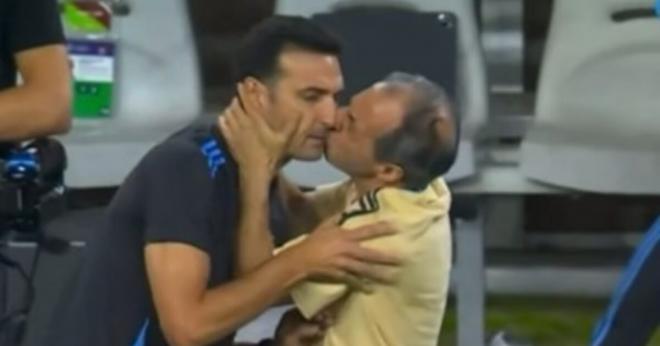 El beso del utillero de Scaloni en la boca