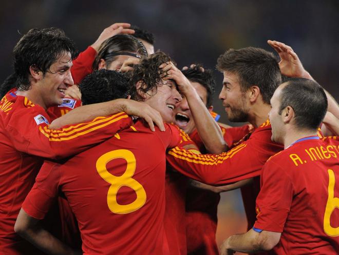 Los jugadores de España celebrando el gol de Puyol ante Alemania (Foto: Cordon Press)