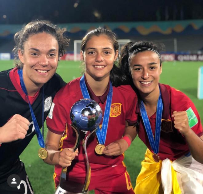 La exgranota María Valenzuela, Teresa Mérida y Paola Hernández, campeonas del mundo Sub-17 en 2018.