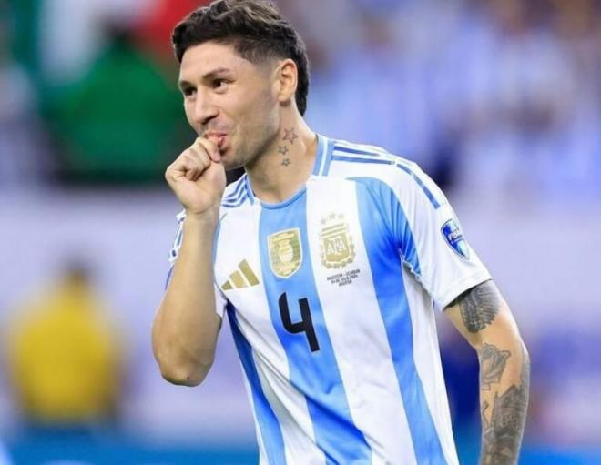 Gonzalo Montiel celebra su gol de penalti.