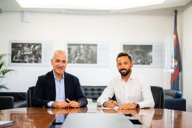 Pablo Sánchez, presidente del Levante, y Morales durante la firma de su nuevo contrato (Foto: LUD).