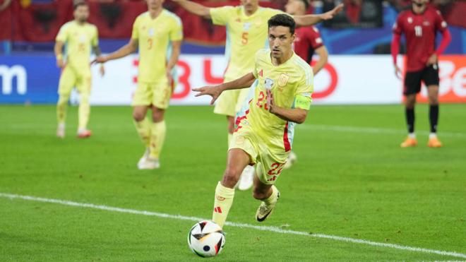 Jesús Navas persigue un balón en el tercer partido de la fase de grupos ante Albania (Foto: Cordo