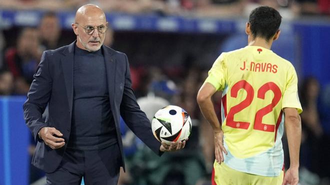 Jesús Navas recibe un balón de Luis de la Fuente en el partido ante Albania (Foto: Cordon Press)