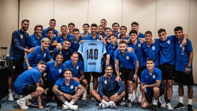 Luis Suárez homenajeado por sus 140 partidos con la Selección (Fuente: @Uruguay)