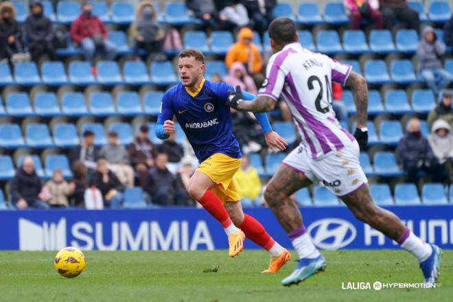 Diego Alende, defensa que gusta al Sporting, en un partido con el Andorra (Foto: LALIGA).