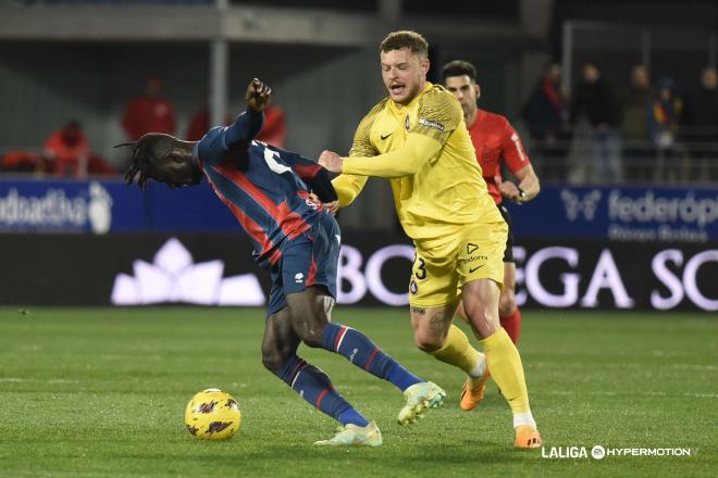 Diego Alende, defensa que gusta al Sporting, en un partido con el Andorra (Foto: LALIGA).