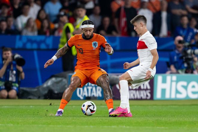 Arda Güler, ante Memphis Depay en el Turquía-Países Bajos de la Euro (Foto: Cordon Press).