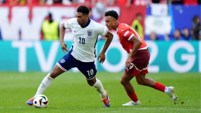 Jude Bellingham y Ndoye en el partido entre Inglaterra y Suiza (Fuente: Cordon Press)