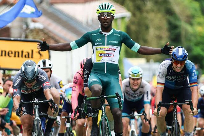 Biniam Girmay celebra su segundo triunfo en el Tour de Francia 2024 (Foto: Cordon Press).