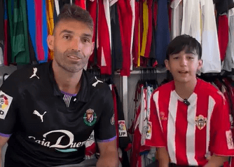 David Barral, con la camiseta del Real Valladolid, junto a su hijo Oliver (Foto: Instagram).