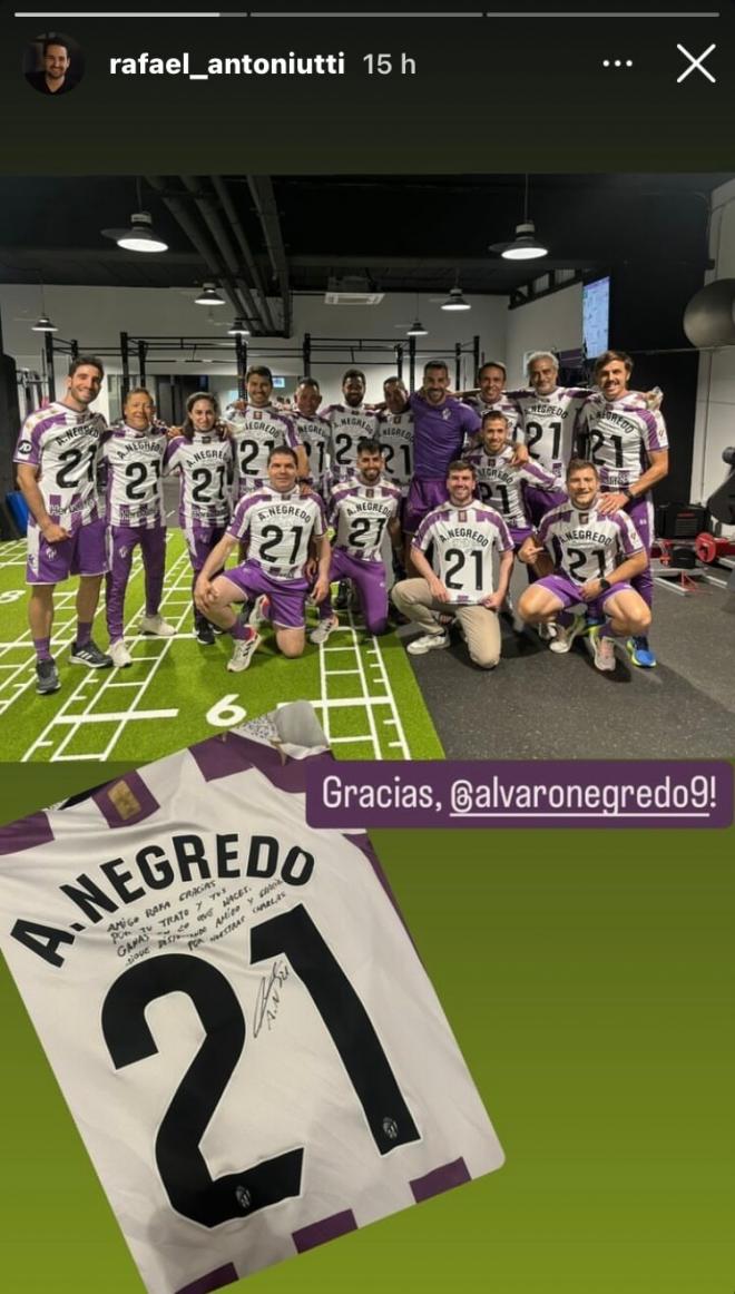 El regalo de Álvaro Negredo a todo el staff.