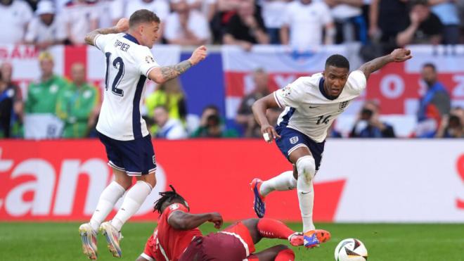 Mainoo y Trippier roban el esférico a Embolo durante el Inglaterra-Suiza de la Eurocopa 2024 (foto