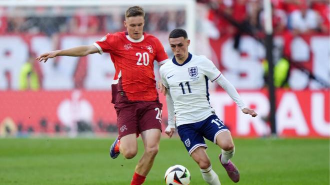 Aebischer y Foden pelean por el balón durante el Inglaterra-Suiza (foto: Cordon Press).