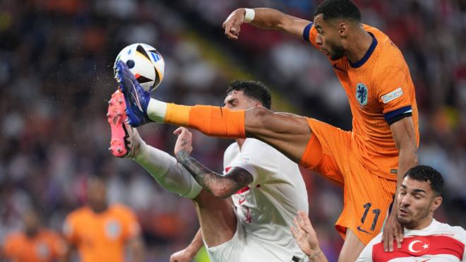 GAkpo salta a por el balón durante el Países Bajos-Turquía de la Eurocopa 2024.