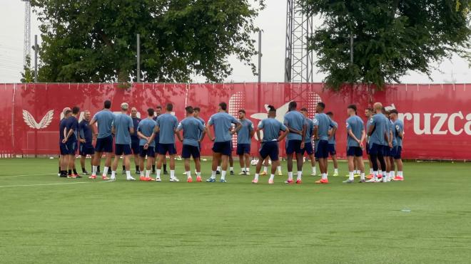 Imagen del primer entrenamiento del Sevilla bajo las órdenes de Pimienta en pretemporada (Foto: Pepe Jiménez).