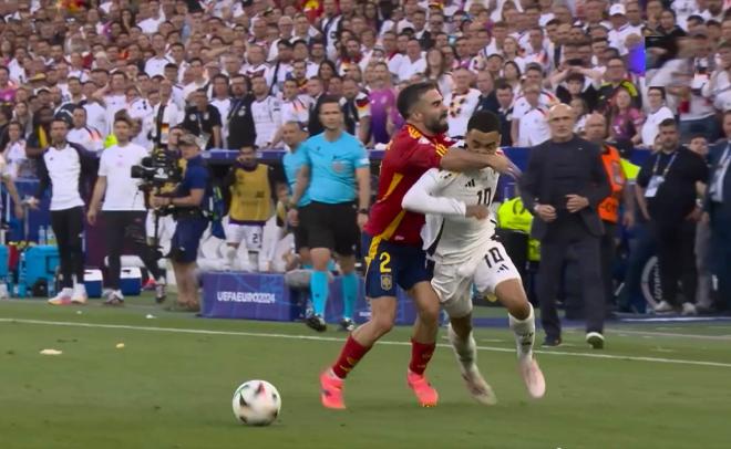 La falta de Dani Carvajal ante Jamal Musiala en el 125' del España-Alemania.