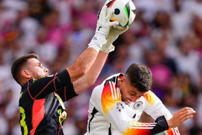 Unai Simón bloca ante Havertz en la Eurocopa de Alemania (Foto: RFEF).