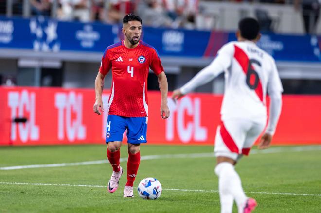 Mauricio Isla, jugador que interesa al Oviedo,  durante la disputa de la Copa América (Foto: Cordon Press).