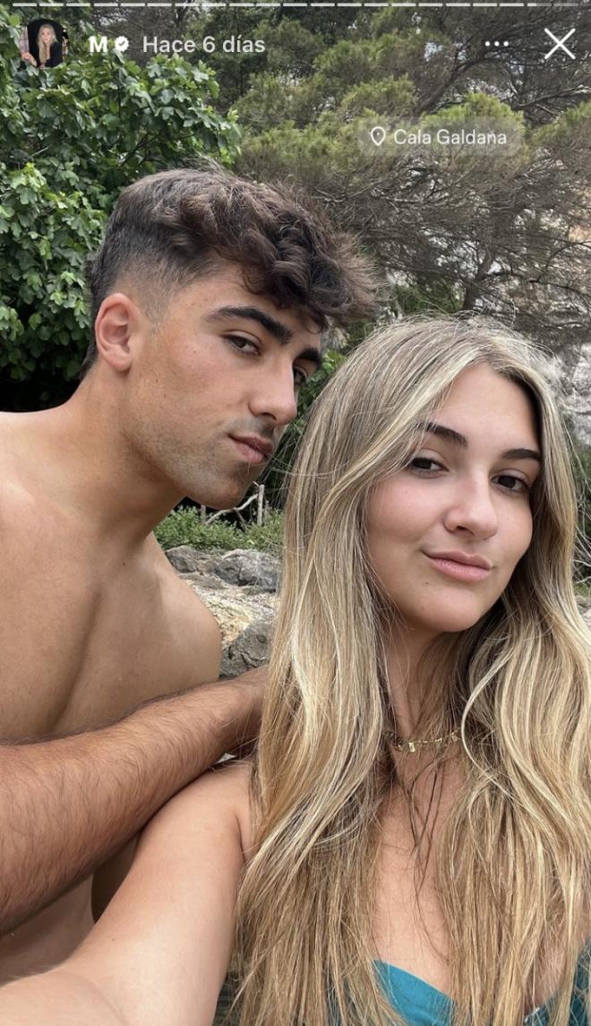 Álvaro Aceves veranea en Menorca junto a su novia
