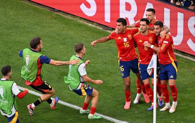 Mikel Merino celebra con sus compañeros el gol ante Alemania (Foto: Cordon Press)