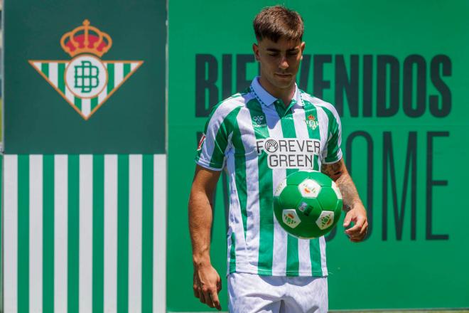 Iker Losada, en su presentación con el Betis (Foto: EFE)