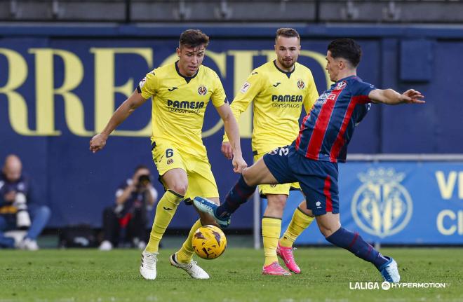 Alberto del Moral, jugador fichado por el Oviedo, con el Villarreal B (Foto: LALIGA).