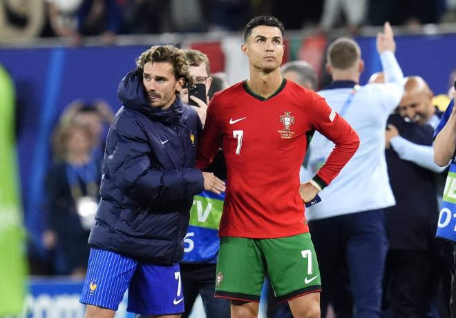 Cristiano Ronaldo y Antoine Griezmann tras el Portugal - Francia (Cordon Press)