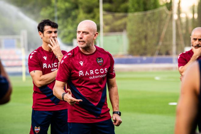 Julián Calero, dando sus primeras instrucciones como técnico del Levante (Foto: LUD).