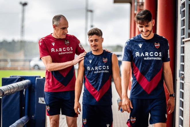 Iñaki Aizpurua, que se mantiene en el cuerpo técnico, bromea con Iván Romero (Foto: LUD).