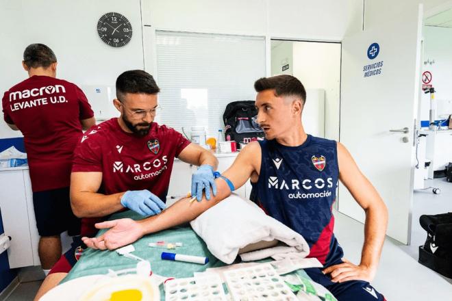 Pablo Martínez, con el futuro en interrogante, con los servicios médicos del club (Foto: LUD).