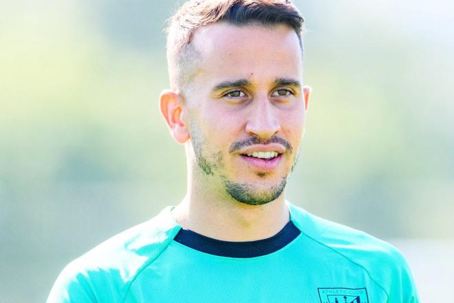 De nuevo en casa: el navarro Alex Berenguer, firmado y con el nuevo uniforme de entrenamiento en Lezama (Foto: Athletic Club).