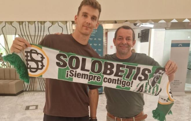 Diego Llorente con la bufanda del Betis (foto:@Jmcastizo1907).