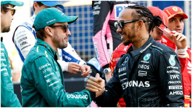 Fernando Alonso se saluda con Lewis Hamilton (Europa Press)